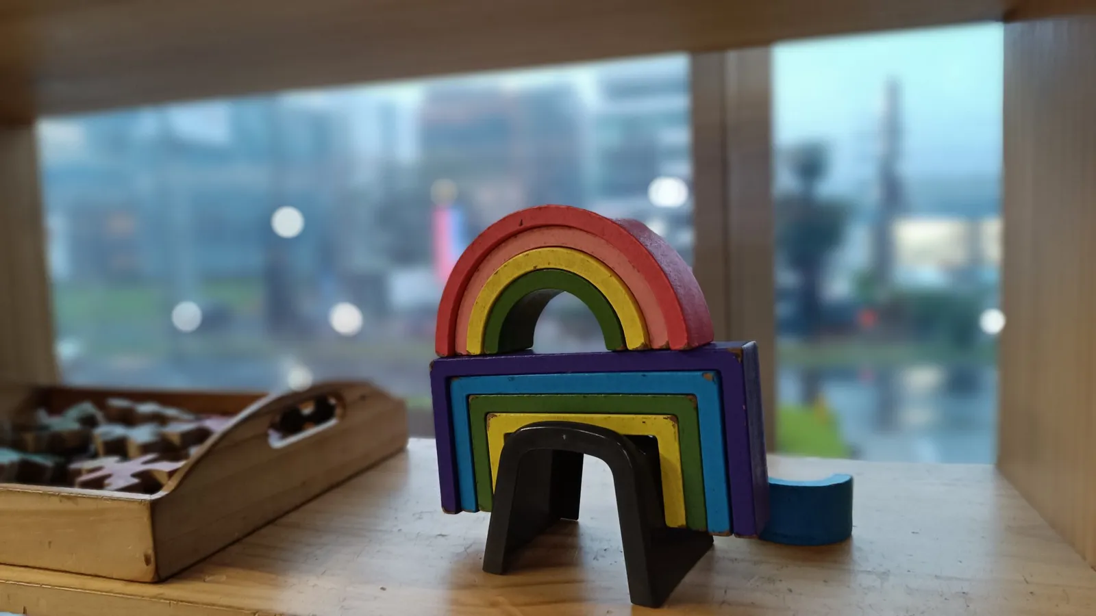 Un arc-en-ciel en bois